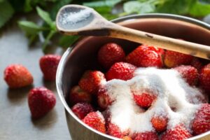 Strawberry jam cooking encore of sugar.