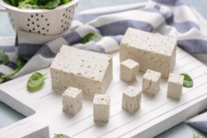 8-prichin-hotya-by-raz-poprobovat-syr-tofu_1599772393-1140x570