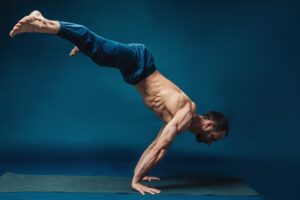 yoga_dlya_silnykh_dukhom_zhenshchinam_vkhod_vospreshchyen_