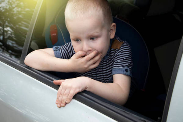 Что делать, если ребенка укачивает в автомобиле?