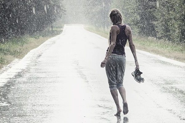 Лекарство от стресса: 7 причин, почему полезно гулять под дождем
