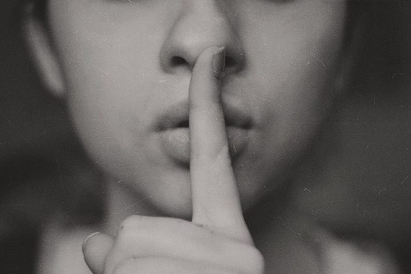 Молчание заставляет мужчину скучать по вам: 5 причин, почему это работает