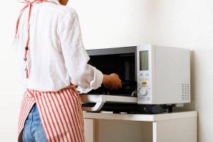 housewife who uses microwave oven