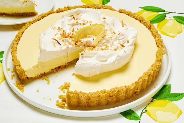 Лимонный пирог со сгущёнкой и сливочным кремом