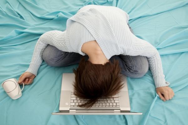 Как отличить переутомление от синдрома хронической усталости: чек-лист от врача