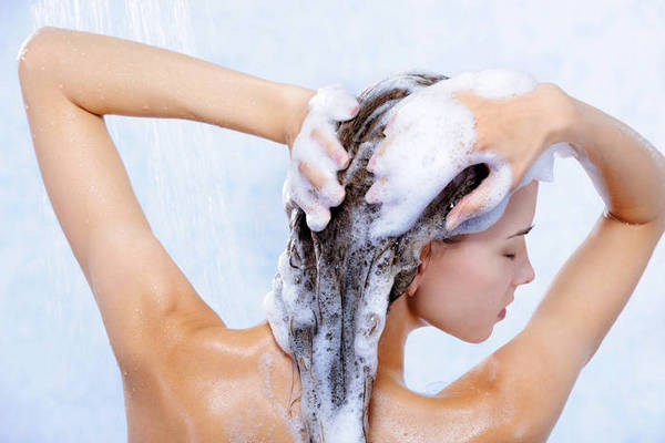 Как правильно мыть голову, чтобы волосы не выпадали