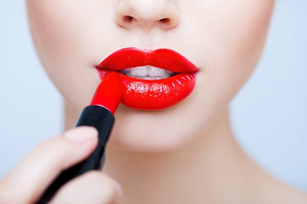 Как накрасить губы, чтобы их визуально увеличить