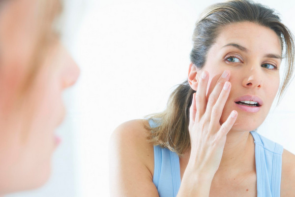 О каких болезнях могут говорить пигментные пятна на лице?