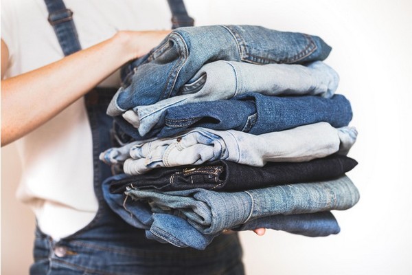Отстирать джинсы и избавить обувь от запаха: 10 неочевидных способов использования холодильника