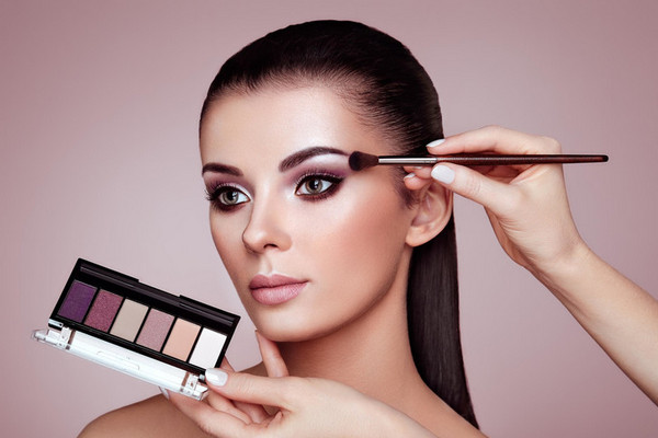 Как подобрать макияж по форме и разрезу глаз: советы визажиста