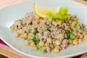 Chickpea salad with tuna, lemon and herbs