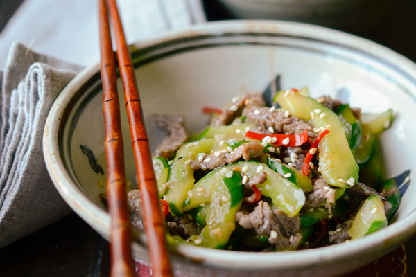 Острый салат из огурцов с мясом по-корейски