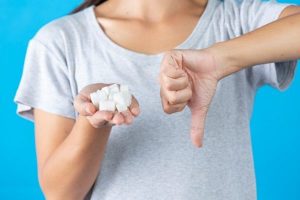 world-diabetes-day-hand-holding-sugar-cubes-and-thumb-down-in-another-hand_1150-26672-600x400