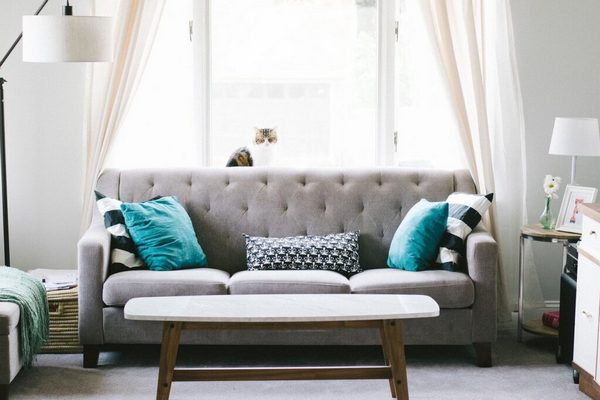 Выбираем диванные подушки в гостиную: нюансы и полезные советы
