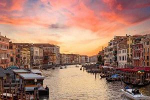 venecia-kanal-min-1024x445