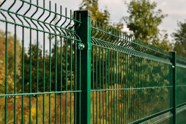 Оцинкованный забор: особенности и правила монтажа