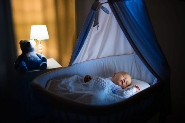 Как приучить ребенка спать в своей кроватке? Полезные советы