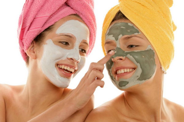 Чтобы подсушить, очистить и увлажнить: домашние маски для жирной кожи лица