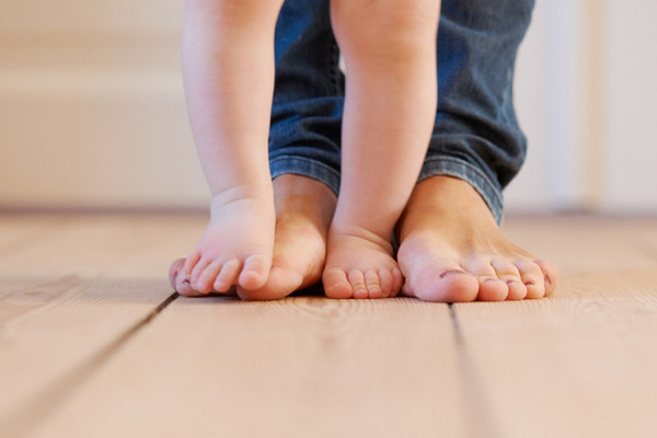 Почему ребенок ходит на цыпочках: советы остеопата