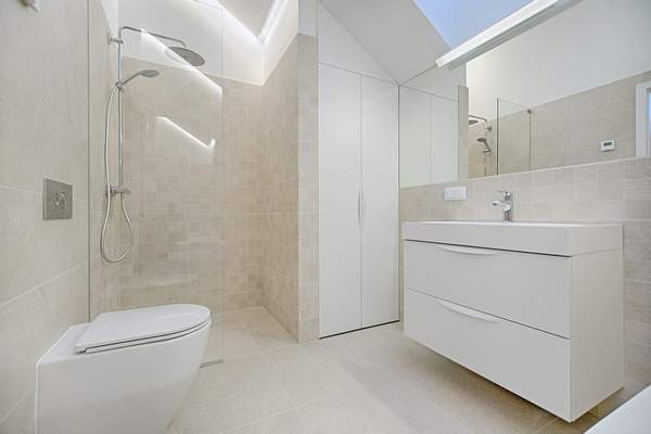Практические советы: какую плитку лучше выбрать для маленькой ванной комнаты
