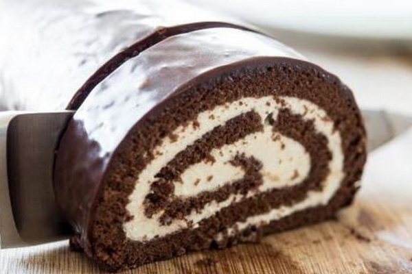 Десерт без выпечки: шоколадный рулет с кокосовой начинкой