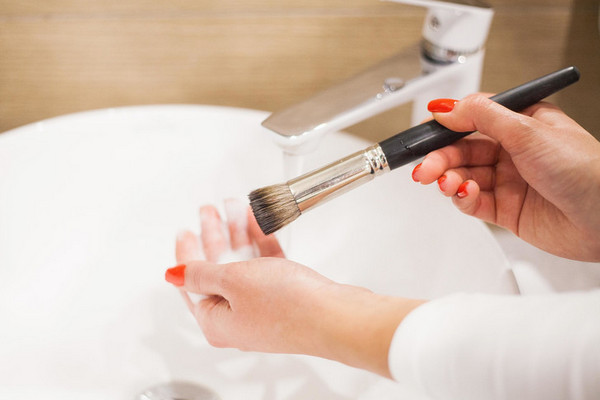 Как правильно мыть кисти для макияжа, чтобы не навредить коже