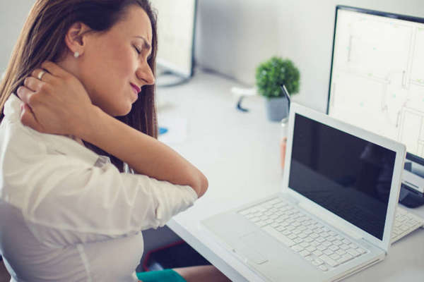 Как избавиться от боли в шее, возникающей из-за работы за компьютером?