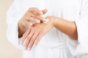xapplying-hand-cream-closeup-ctjynkm.jpg.pagespeed.ic.tTxZKgwpqQ
