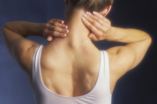 Советы остеопата: как убрать холку на шее