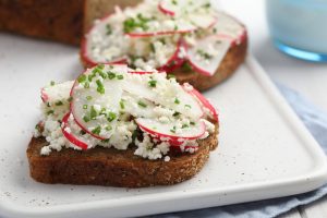 Kanapki, Polish sandwiches with radish and cottage cheese