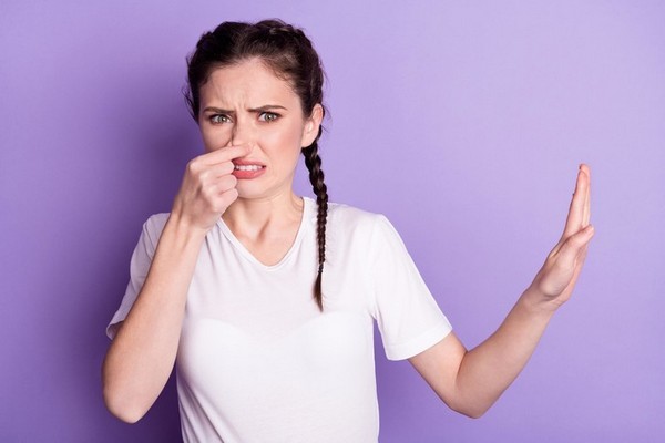 Неприятный запах из носа: почему появляется и как лечить