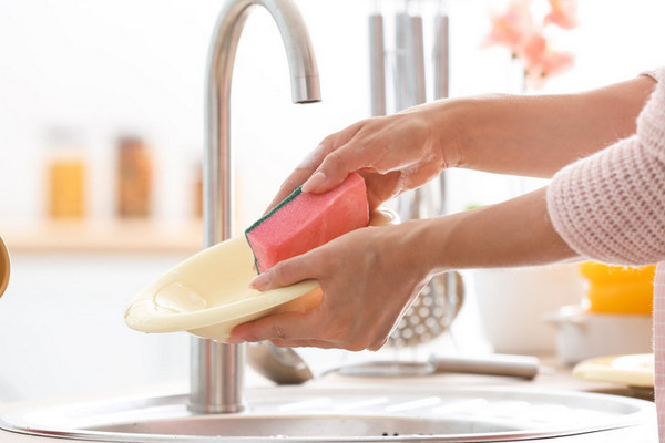 7 самых опасных вещей на вашей кухне, о которых вы не догадывались — от сковородки до губки