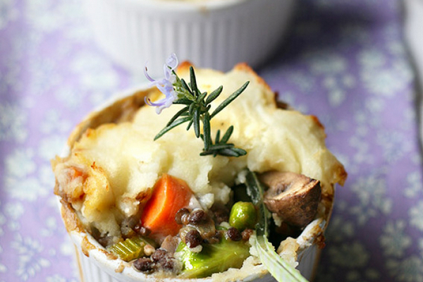 Картофельный мини-пирог с овощами и чечевицей