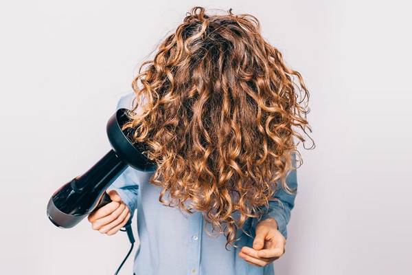 «Что такое кудрявый метод для вьющихся волос, и как его применять?»