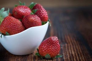 Чем опасна ранняя клубника, и как ее правильно выбирать