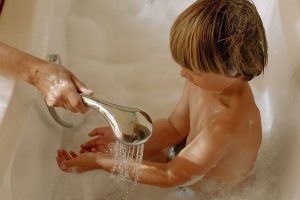 Сами их делаем: 7 самых вредных гигиенических привычек, к которым мы приучаем детей