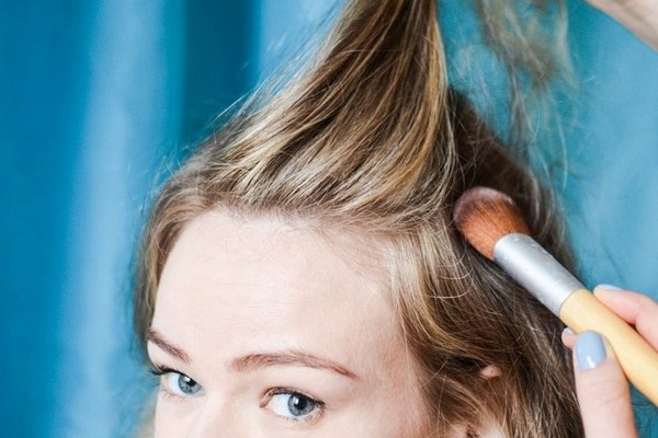 8 способов освежить волосы, если под рукой не оказалось сухого шампуня