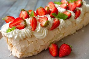 Меренговый рулет с клубникой и сливочным сыром