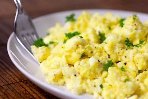 Рецепт яичницы скрэмбл с куркумой