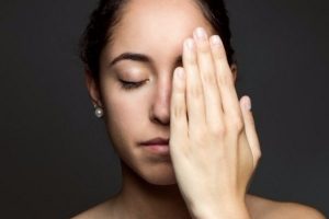 Названы два признака рака на лице, которые женщины часто игнорируют