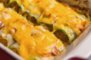 Запеченные роллы из курицы и кабачков в мексиканском соусе