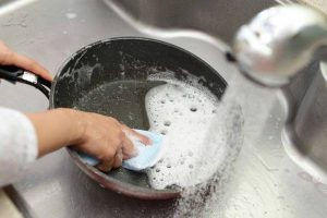 Как убрать нагар с посуды: эффективные методы