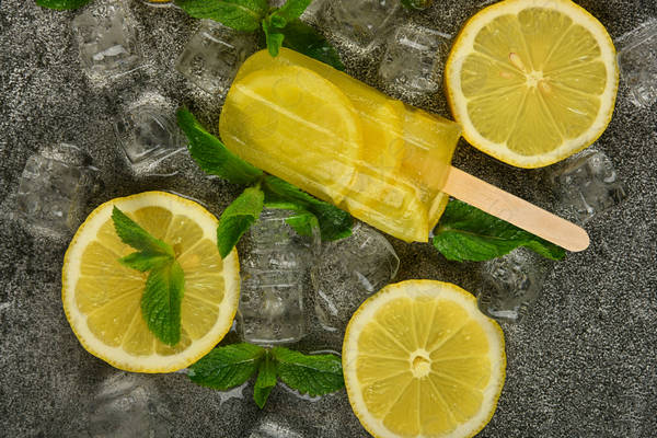 Всего два ингредиента спасут от обезвоживания: рецепт лимонных попсиклов