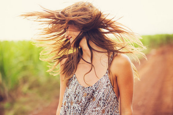Спасут волосы от жары — 5 лайфхаков летнего ухода от экспертов