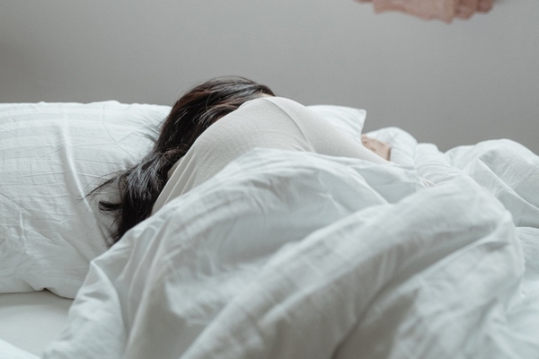 Исследователи назвали три болезни, к которым может привести сон при свете