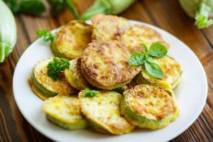 Кабачки, жаренные в сухарях: любимое летнее блюдо
