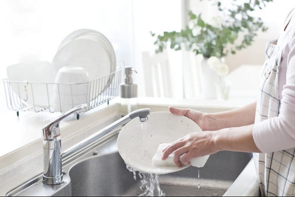 Как очистить посуду от остатков теста, не загрязняя при этом губку для мытья посуды.