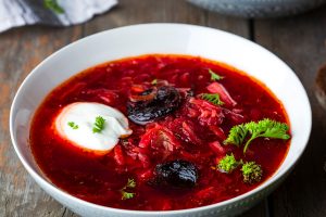 Постный борщ с грибами и черносливом