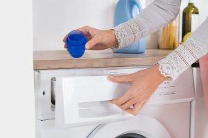 Для чего опытные хозяйки добавляют соль в стиральную машину.