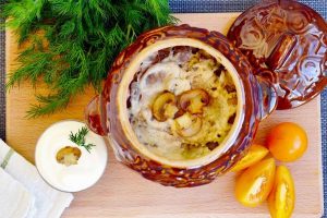 Картофельные драники с грибами в горшке